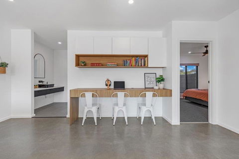 At Winbi- Echuca Holiday Homes - Surfers Paradise Gold Coast 3