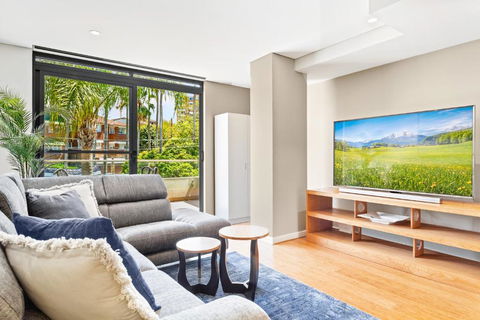 B208S - The Waverton Escape - Surfers Paradise Gold Coast 1