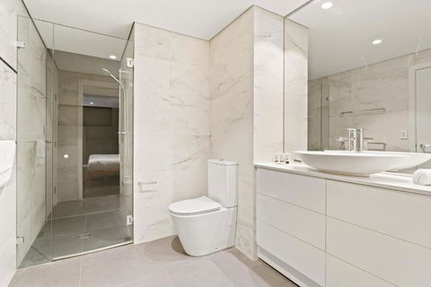 B208S - The Waverton Escape - Surfers Paradise Gold Coast 4