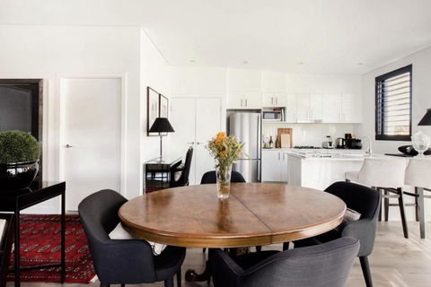 B312S - Luxury Waverton Apartment - Surfers Paradise Gold Coast 2