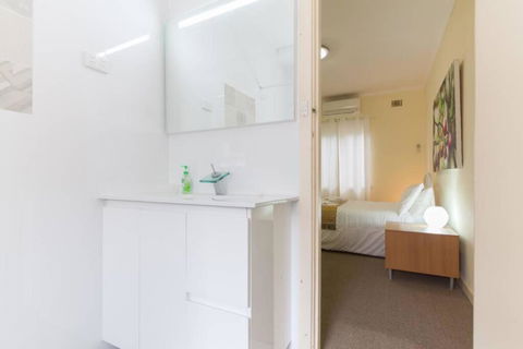 B5 Crawley Apartment 1 BRM & Sleepout Near UWA - Surfers Paradise Gold Coast 2