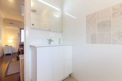 B7 Crawley Apartment 1 BRM & Sleepout Near UWA - Surfers Paradise Gold Coast 0