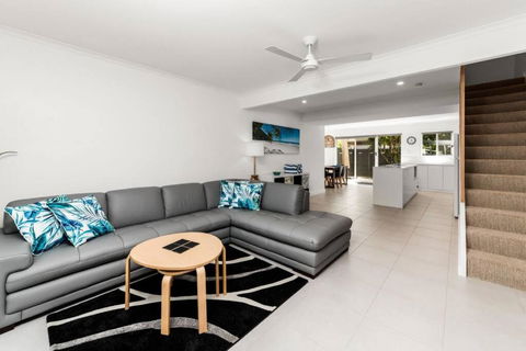 BARBADOS Ultimate Laid-back Holiday - Flat Stroll To River - Surfers Paradise Gold Coast 0