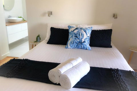 BAY OF FIRES BEACH SHACK Ocean Views From A Modern Beachhouse - Surfers Paradise Gold Coast 1
