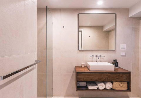 BAY PROPERTIES . Bridgewood - Surfers Paradise Gold Coast 4