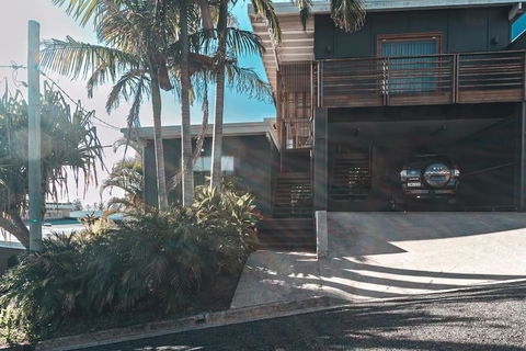 BAY PROPERTIES . The Big Chill - Surfers Paradise Gold Coast 1