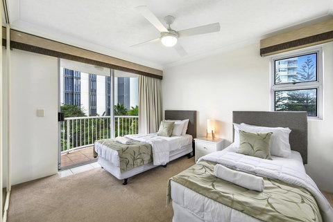The Ritz Resort Heated Pool - Surfers Paradise Gold Coast 9