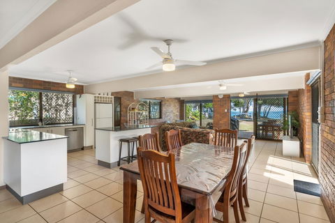Bribie Beach House - Surfers Paradise Gold Coast 9