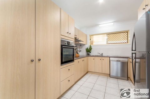 Immaculate Spacious Second Floor Unit Overlooking Pristine Parklands - Surfers Paradise Gold Coast 7