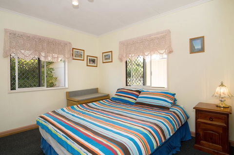 Lowset, Pet Friendly Cottage - Sunset Ave, Bongaree - Surfers Paradise Gold Coast 15