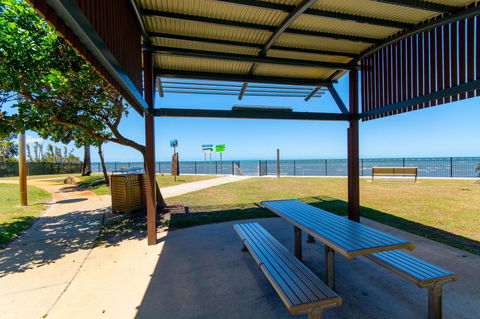 Lowset, Pet Friendly Cottage - Sunset Ave, Bongaree - Surfers Paradise Gold Coast 16