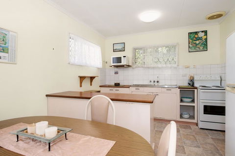Lowset, Pet Friendly Cottage - Sunset Ave, Bongaree - Surfers Paradise Gold Coast 1