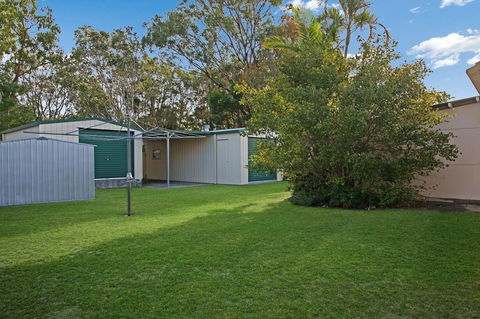 Lowset, Pet Friendly Cottage - Sunset Ave, Bongaree - Surfers Paradise Gold Coast 10