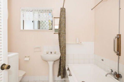 Lowset, Pet Friendly Cottage - Sunset Ave, Bongaree - Surfers Paradise Gold Coast 17