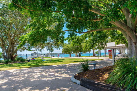 Lowset, Pet Friendly Cottage - Sunset Ave, Bongaree - Surfers Paradise Gold Coast 3