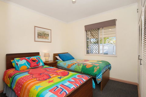 Lowset, Pet Friendly Cottage - Sunset Ave, Bongaree - Surfers Paradise Gold Coast 7