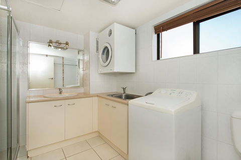 Waterviews,Pool, Wifi Its All Here !- Welsby Pde, Bongaree - Surfers Paradise Gold Coast 9