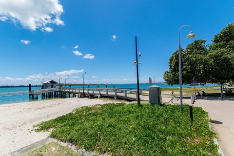 Private Canal Duplex With Pontoon - Oleander Drive, Bongaree - Surfers Paradise Gold Coast 14