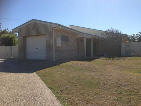 Private Canal Duplex With Pontoon - Oleander Drive, Bongaree - Surfers Paradise Gold Coast 7