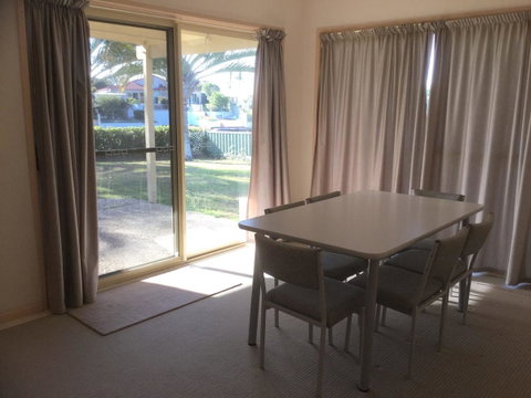 Private Canal Duplex With Pontoon - Oleander Drive, Bongaree - Surfers Paradise Gold Coast 9