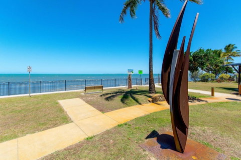 Private Canal Duplex With Pontoon - Oleander Drive, Bongaree - Surfers Paradise Gold Coast 12