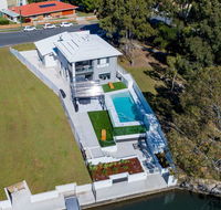 Stunning Canal Home Oh So Close To The Waterfront - Surfers Paradise Gold Coast