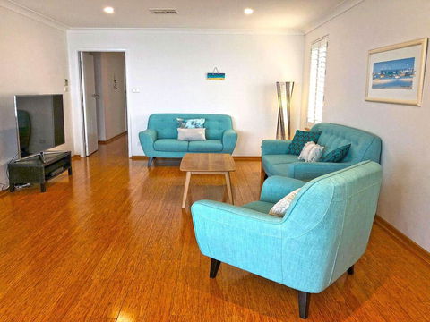 'Mooring Two Upstairs', 23 Shoal Bay Rd - Stunning Views, WIFI, Air Conditioning And Boat Parking - Surfers Paradise Gold Coast 3
