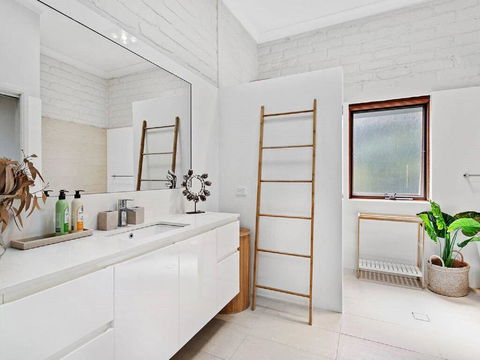 'Nunkeri', 5 Kerrie Close - Stunning House With Fabulous Views, Linen, WIFI & Air Conditioning - Surfers Paradise Gold Coast 3