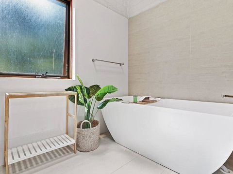 'Nunkeri', 5 Kerrie Close - Stunning House With Fabulous Views, Linen, WIFI & Air Conditioning - Surfers Paradise Gold Coast 2