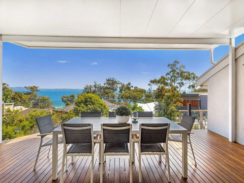 'Nunkeri', 5 Kerrie Close - Stunning House With Fabulous Views, Linen, WIFI & Air Conditioning - Surfers Paradise Gold Coast 0