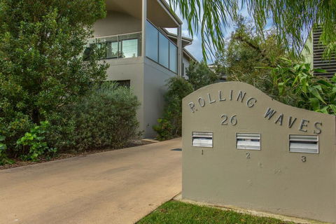 'Rolling Waves 2' On Ocean Drive - Surfers Paradise Gold Coast 0