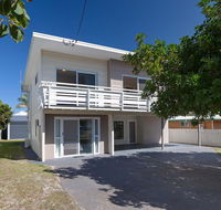 'SeaHaven' 2 Richardson Ave - Large home with Aircon Smart TV WIFI Netflix  Boat Parking - Surfers Paradise Gold Coast