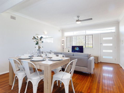 'Shoalz', 28 Rigney Street - Renovated Pet Friendly Cottage & Boat Parking - Surfers Paradise Gold Coast 2