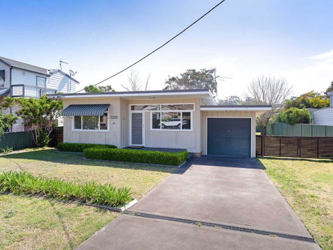 'Shoalz', 28 Rigney Street - Renovated Pet Friendly Cottage & Boat Parking - Surfers Paradise Gold Coast 0
