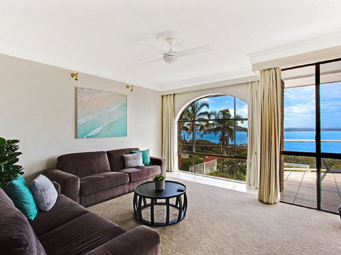 'The Bay', 25 Wallawa Rd - Huge Home With Aircon, Spectacular Views & Chromecast - Surfers Paradise Gold Coast 2
