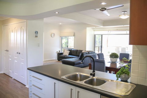'Top Tier' Dog Friendly Holiday Home - Surfers Paradise Gold Coast 2