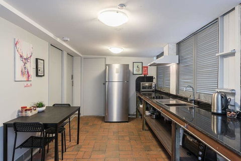 1 Double Quaint Grannyflat Private Room Near Public Transport - SHAREHOUSE - Surfers Paradise Gold Coast 2