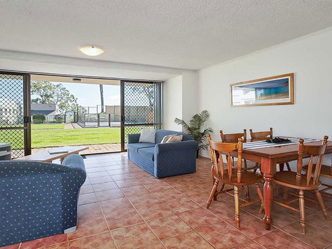 13 'The Poplars' 34 Magnus Street - Ground Floor Unit And Pool In Complex - Surfers Paradise Gold Coast 3