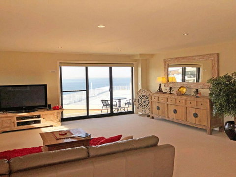 15 Dolphin Cove, 2 - 6 Government Rd - Stunning Penthouse With Views, Lift & Ducted Air Conditioning - Surfers Paradise Gold Coast 1