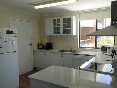 17 'The Commodore' 9-11 Donald Street - Pleasant Unit With Open Plan Living - Surfers Paradise Gold Coast 3
