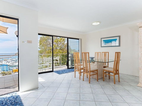 2 'Paradiso', 4 Laman Street - Beautiful Unit With Stunning Water Views & Pool - Surfers Paradise Gold Coast 2
