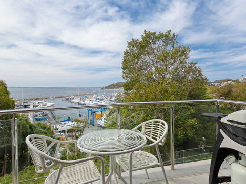 2 'Paradiso', 4 Laman Street - Beautiful Unit With Stunning Water Views & Pool - Surfers Paradise Gold Coast 1