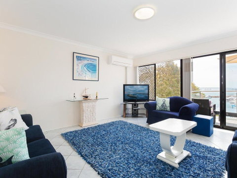 2 'Paradiso', 4 Laman Street - Beautiful Unit With Stunning Water Views & Pool - Surfers Paradise Gold Coast 3