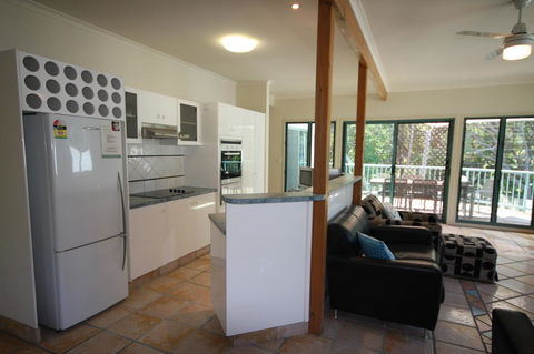 20 Orania Court - Two Storey Family Home With Swimming Pool, Patio & Large Deck. Pet Friendly - Surfers Paradise Gold Coast 3