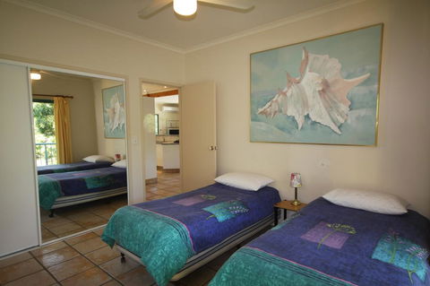 20 Orania Court - Two Storey Family Home With Swimming Pool, Patio & Large Deck. Pet Friendly - Surfers Paradise Gold Coast 1