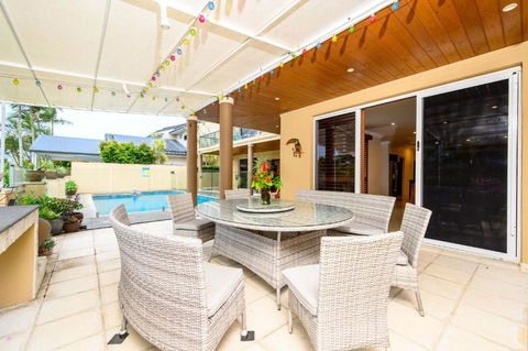 Benowa Bliss Retreat - Waterfront With Skyline Views - Surfers Paradise Gold Coast 1