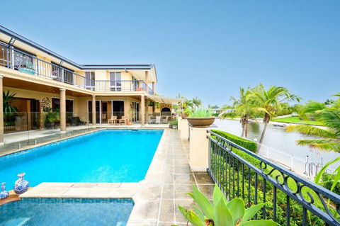 Benowa Bliss Retreat - Waterfront With Skyline Views - Surfers Paradise Gold Coast 3