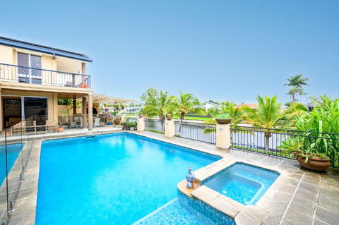 Benowa Bliss Retreat - Waterfront With Skyline Views - Surfers Paradise Gold Coast 4