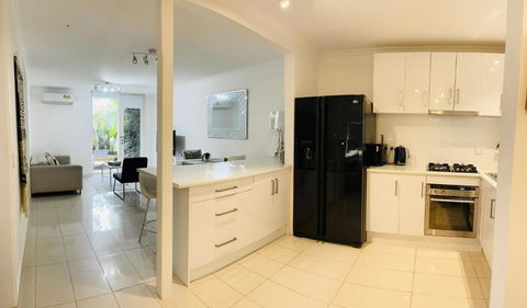 D101 Charming Apartment- Free Parking - Surfers Paradise Gold Coast 4