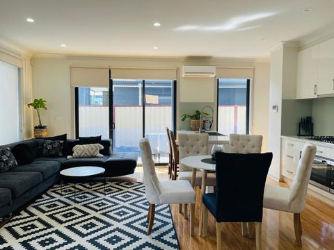D110 Sweet Melon Super Stay-fantastic - Surfers Paradise Gold Coast 1